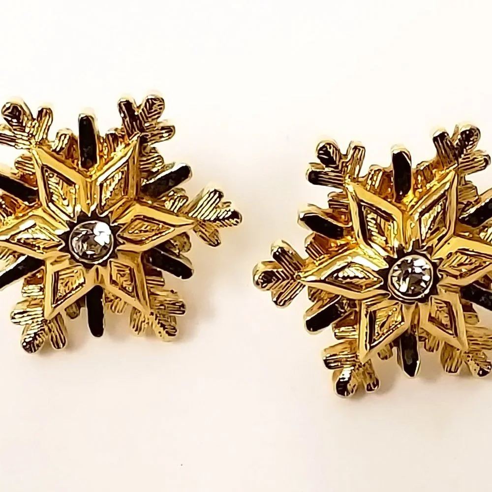Vintage AVON 3D Gold Finish SNOWFLAKE Pierced Earrings with Rhinestone Accent